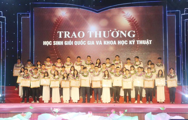 Tuyên dương học sinh xuất sắc xứ Nghệ ảnh 2