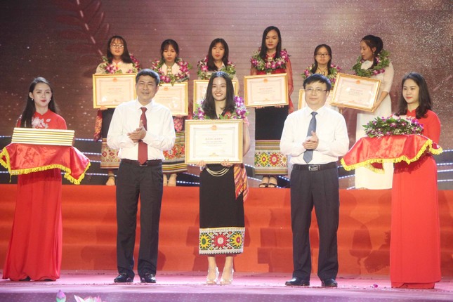 Tuyên dương học sinh xuất sắc xứ Nghệ ảnh 3