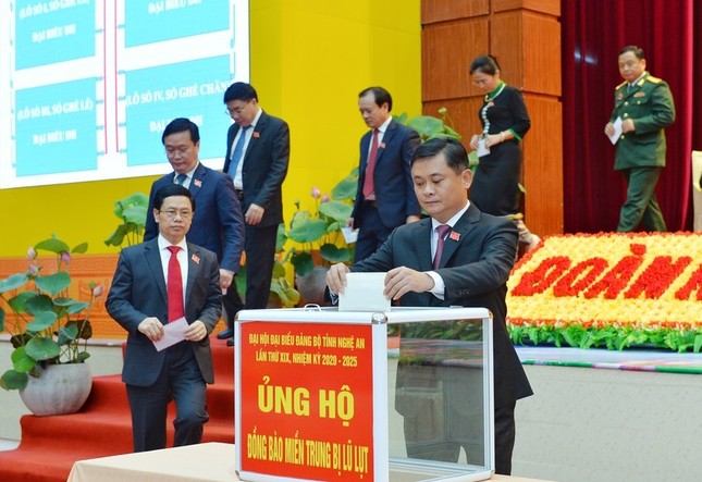 Đại biểu Đại hội Đảng bộ tỉnh Nghệ An quyên góp ủng hộ người dân miền Trung ảnh 1