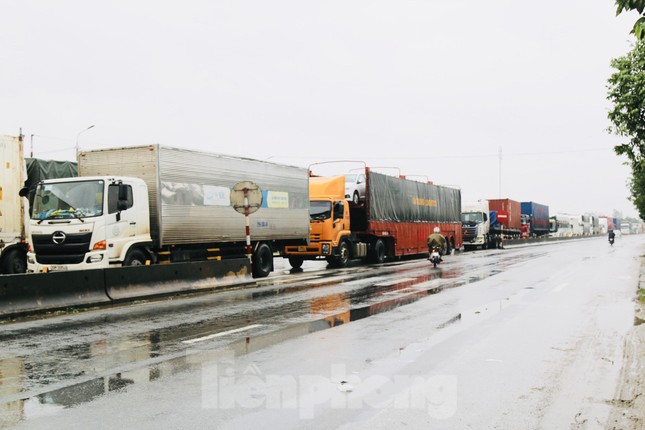 Lũ cuồn cuộn, đường tránh Hà Tĩnh ách tắc hàng chục km ảnh 1