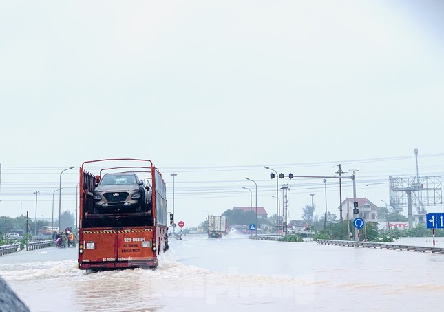 Lũ cuồn cuộn, đường tránh Hà Tĩnh ách tắc hàng chục km ảnh 4