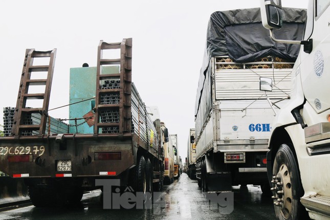 Lũ cuồn cuộn, đường tránh Hà Tĩnh ách tắc hàng chục km ảnh 2