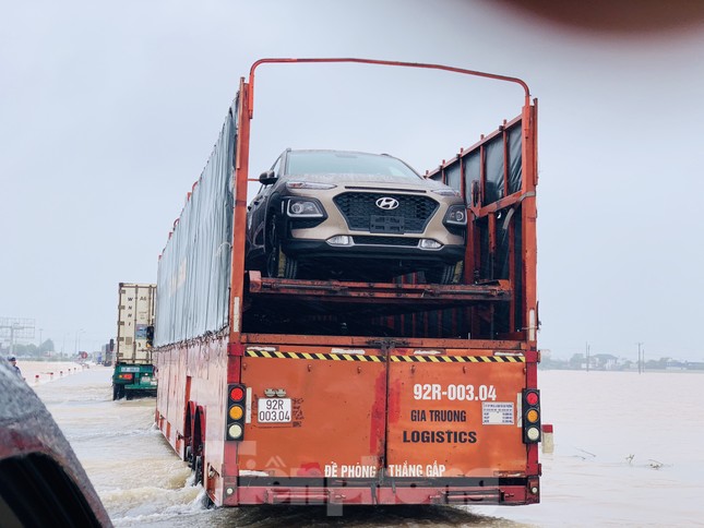Lũ cuồn cuộn, đường tránh Hà Tĩnh ách tắc hàng chục km ảnh 5