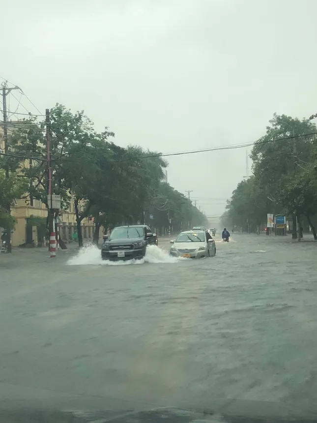 Mưa như trút, thành Vinh ‘thất thủ’ ảnh 5