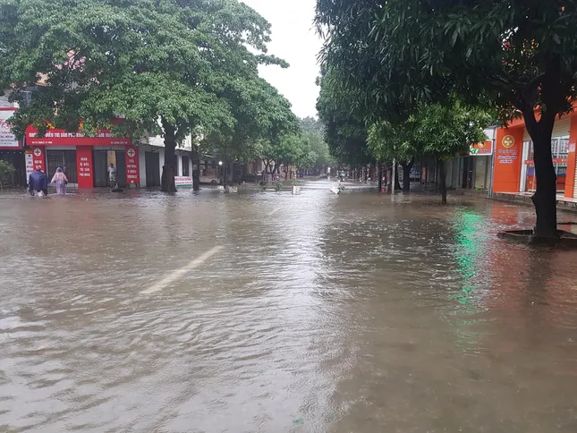 Mưa như trút, thành Vinh ‘thất thủ’ ảnh 1