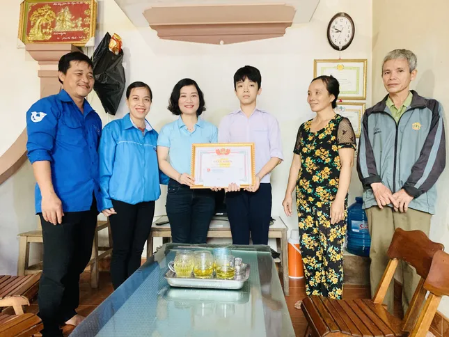 Nam sinh lớp 9 dũng cảm cứu hai bạn học sinh bị rơi xuống dòng nước lũ ảnh 1