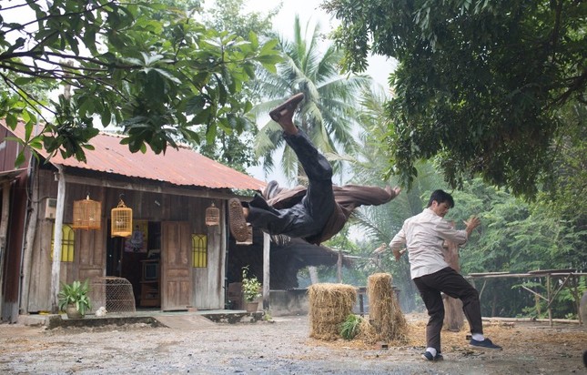 Kiều Minh Tuấn, Thu Trang hài hết cỡ trong teaser hài tết “798Mười” ảnh 2