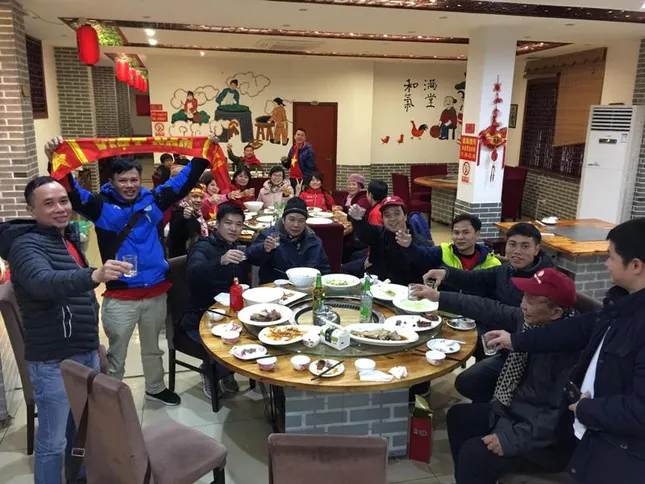 Hàng nghìn cổ động viên đã ở Thường Châu để 'tự hào hát lên Việt Nam ơi' ảnh 2