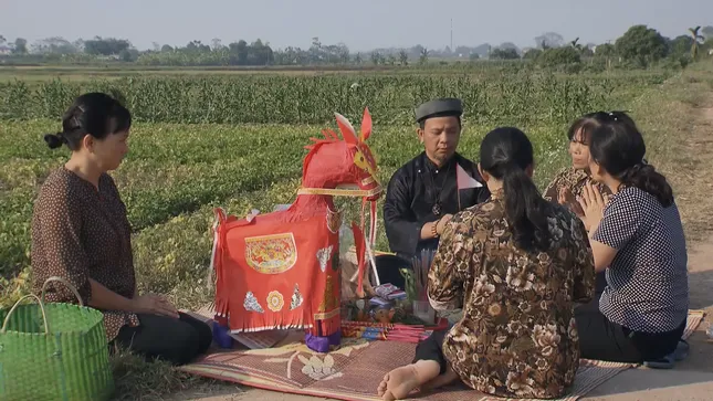 Cô gái nhà người ta tập 17: Uyên (Phương Oanh) mắc kẹt trong nhà đang bốc cháy ảnh 1