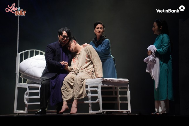Nhạc kịch 'Lửa từ Đất' - Khúc tráng ca xúc động, nhận được sự tán dương của khán giả Thủ đô ảnh 4
