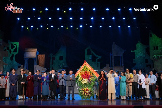 Nhạc kịch 'Lửa từ Đất' - Khúc tráng ca xúc động, nhận được sự tán dương của khán giả Thủ đô ảnh 1