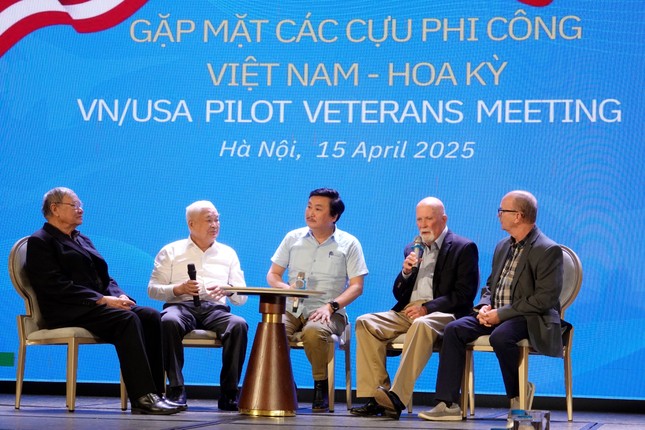 Cựu phi công Việt Nam - Hoa Kỳ: Đụng độ trên bầu trời Hà Nội, tái ngộ dưới mặt đất ảnh 1