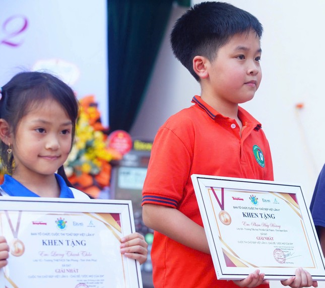 Cậu bé hai năm liên tiếp đạt giải Nhất cuộc thi Chữ đẹp Việt ảnh 2