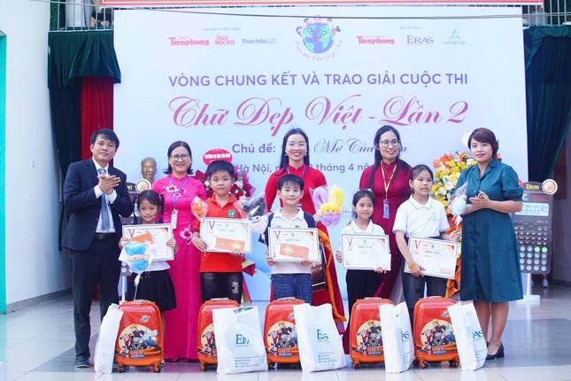Cậu bé hai năm liên tiếp đạt giải Nhất cuộc thi Chữ đẹp Việt ảnh 1