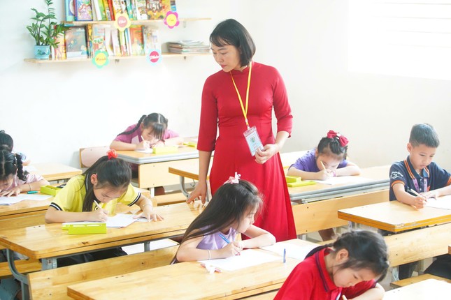 Bộ GD&amp;ĐT đề nghị địa phương tuyển dụng giáo viên đủ biên chế được giao ảnh 1