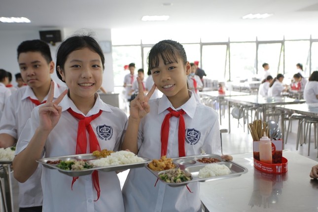 Thành phố Hà Nội đang nghiên cứu miễn phí ăn trưa cho học sinh ảnh 1