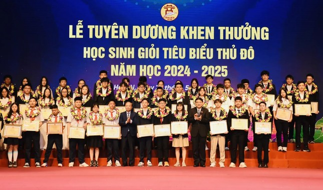 Được tuyên dương cấp thành phố, 851 học sinh cúi đầu cảm ơn cha mẹ ảnh 2