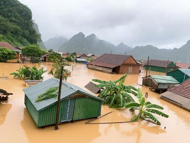 Bộ trưởng Giáo dục yêu cầu đảm bảo an toàn cho học sinh ở 19 địa phương có nguy cơ lũ quét ảnh 1