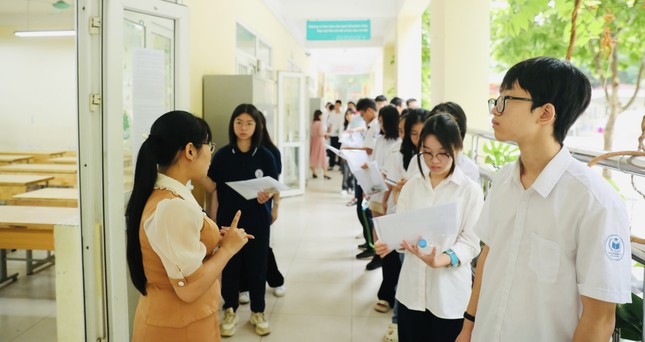 Căng thẳng thi vào lớp 10, đến muộn 15 phút sẽ không được dự thi ảnh 1