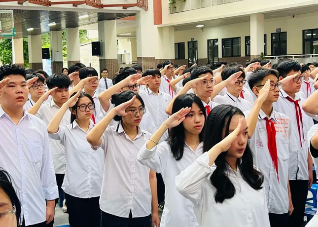 Hiệu trưởng nhắn nhủ học sinh biết yêu thương và sống trách nhiệm ảnh 1