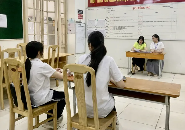Phòng thi &apos;đặc biệt&apos; vào lớp 10 cho nữ sinh Hà Nội bị đứt gân cổ tay ảnh 1