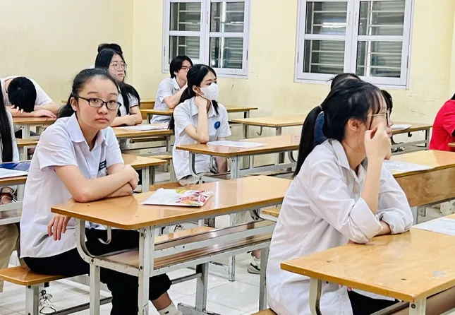 Thí sinh học đến 4 giờ sáng trước kỳ thi lớp 10 Hà Nội ảnh 1