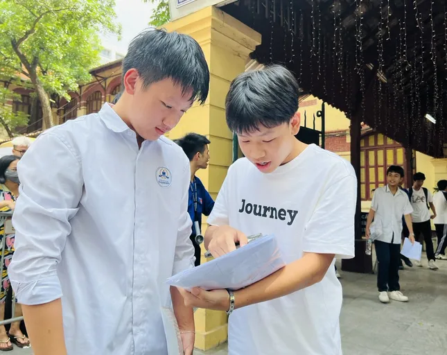 Lãnh đạo Sở GD&amp;ĐT Hà Nội: Đề thi nhiều điểm mới, không có chuyện &apos;chấm lỏng, chấm chặt&apos; ảnh 2