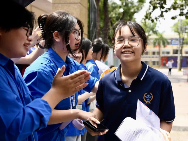 Lo chấm Ngữ văn cảm tính, vênh điểm, Giám đốc Sở GD&amp;ĐT Hà Nội trấn an thế nào? ảnh 1