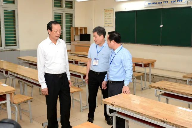 Thi tốt nghiệp THPT: Thu điện thoại của giám thị, giám sát chặt thí sinh trong phòng thi ảnh 1