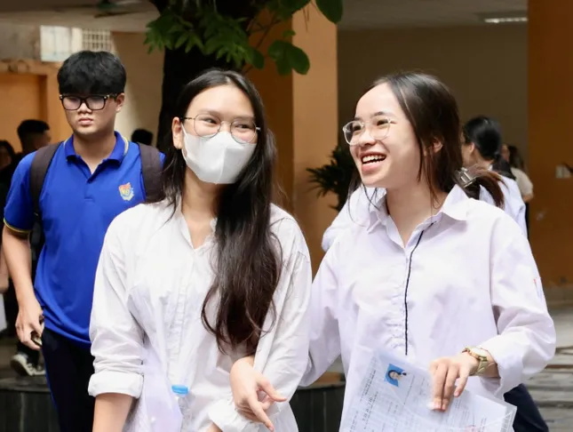 Hôm nay, gần 1,17 triệu thí sinh trên toàn quốc làm thủ tục dự thi Tốt nghiệp THPT 2025 ảnh 1