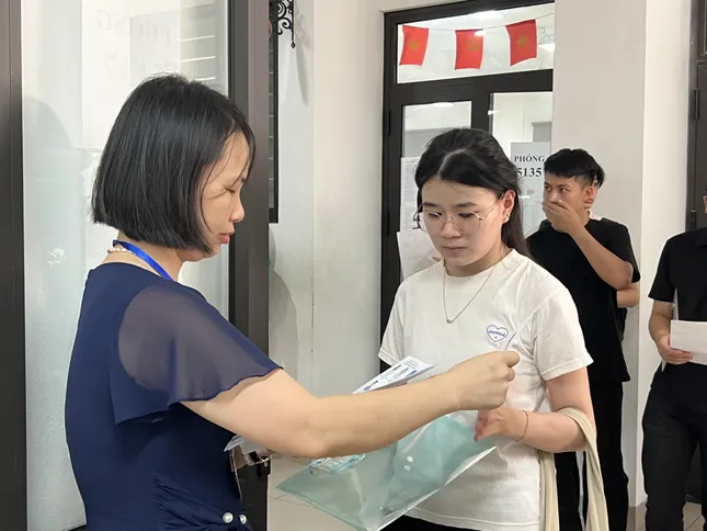 Sỹ tử hoàn thành bài Ngữ Văn, đề dễ thở, thí sinh phấn khởi ảnh 63
