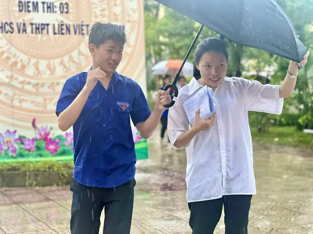 Thi Tốt nghiệp THPT: Đề phòng mưa to, thí sinh nên chuẩn bị quần áo dự phòng ảnh 1