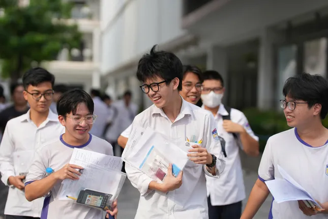 Giữa &apos;cơn bão&apos; phê đề khó, Bộ GD&amp;ĐT nói chờ kết quả chấm thi ảnh 1