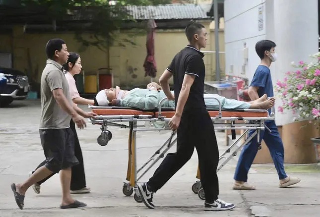 Nam sinh gặp tai nạn, nén đau đến điểm thi bằng cáng ảnh 1