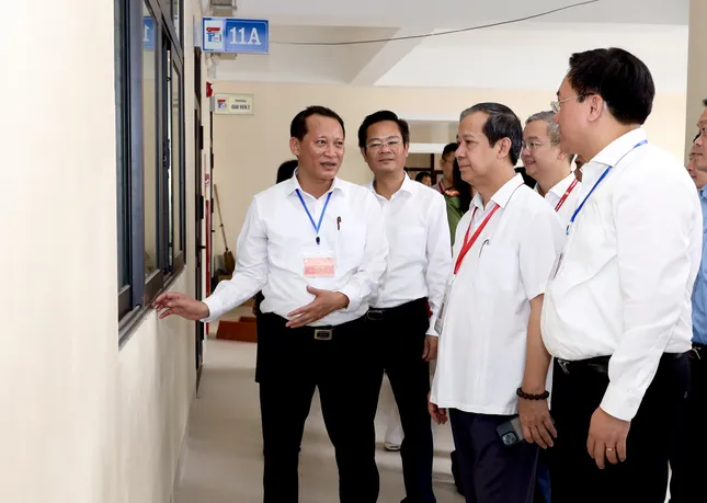Bộ trưởng Giáo dục lưu ý công tác chấm thi Tốt nghiệp THPT ảnh 2