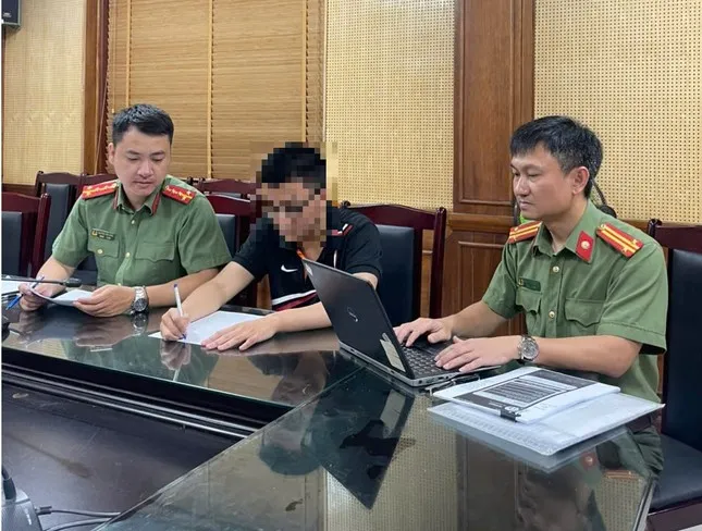 Thí sinh chụp đề tốt nghiệp để gian lận bằng công nghệ, giám thị có bị xử lý? ảnh 1