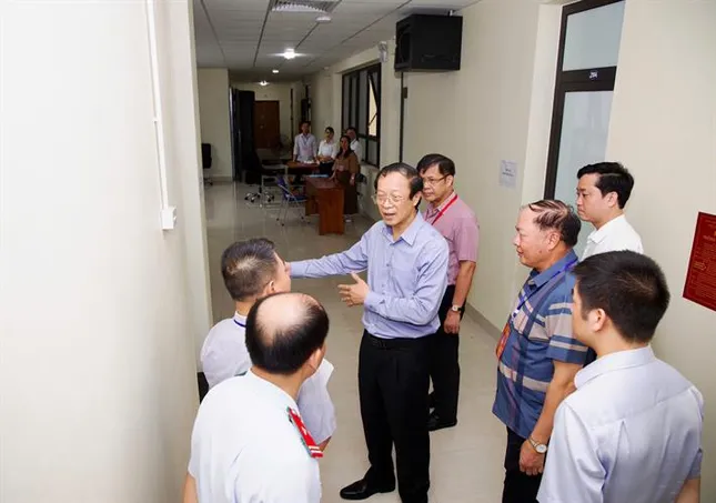Thứ trưởng Giáo dục &apos;vi hành&apos;, chấm thi tốt nghiệp sẽ ra sao? ảnh 1