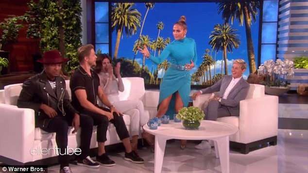 Jennifer Lopez hớ hênh khi diện váy xẻ cao nhảy sung ảnh 6