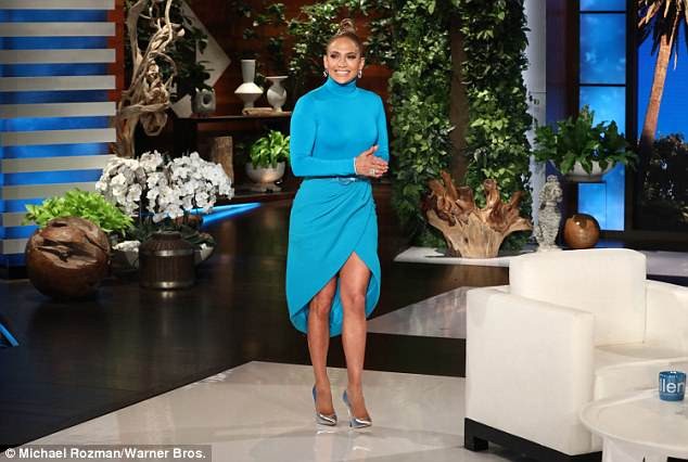Jennifer Lopez hớ hênh khi diện váy xẻ cao nhảy sung ảnh 1