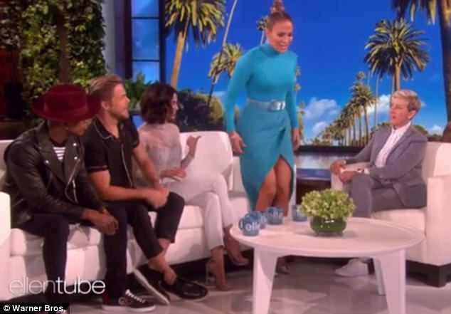 Jennifer Lopez hớ hênh khi diện váy xẻ cao nhảy sung ảnh 3