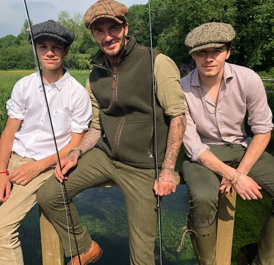 Victoria Beckham đăng ảnh hài hước con gái Harper đeo mặt nạ bố David ảnh 9