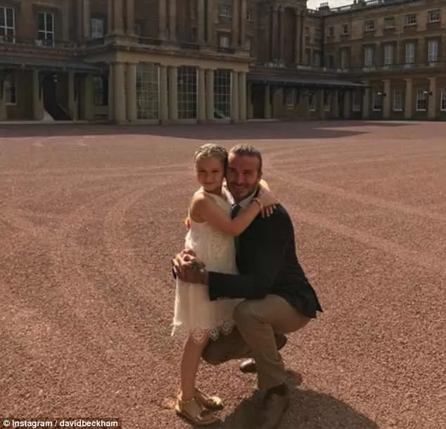 Victoria Beckham đăng ảnh hài hước con gái Harper đeo mặt nạ bố David ảnh 2