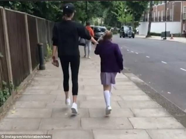 Victoria Beckham đăng ảnh hài hước con gái Harper đeo mặt nạ bố David ảnh 4