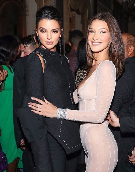 'Choáng' với bộ đồ xuyên thấu bó sát táo bạo của em gái Kim Kardashian ảnh 11