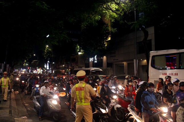 Người dân Hà Nội, TPHCM và nhiều thành phố đón Giáng sinh ảnh 46
