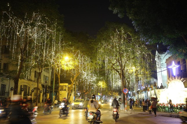Người dân Hà Nội, TPHCM và nhiều thành phố đón Giáng sinh ảnh 22