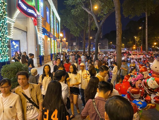 Người dân Hà Nội, TPHCM và nhiều thành phố đón Giáng sinh ảnh 26