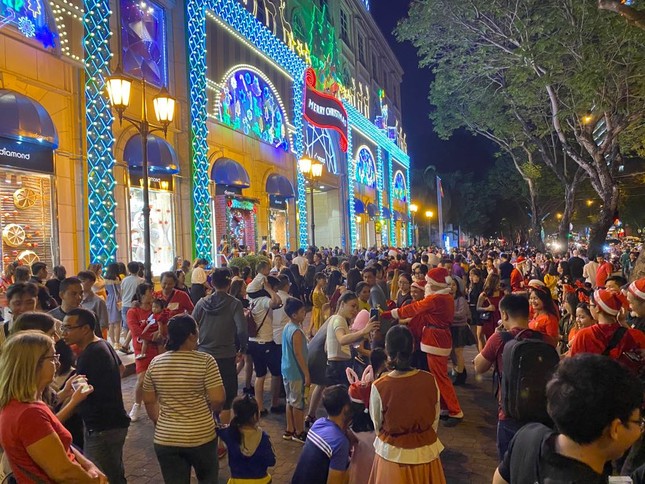 Người dân Hà Nội, TPHCM và nhiều thành phố đón Giáng sinh ảnh 27