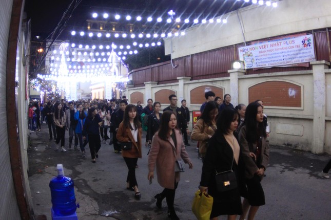 Người dân Hà Nội, TPHCM và nhiều thành phố đón Giáng sinh ảnh 33