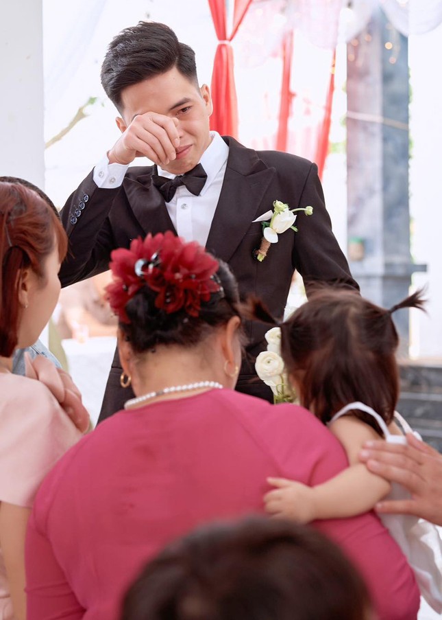 Chú rể ở Hưng Yên bật khóc trong đám cưới, phía sau là chuyện thắt lòng ảnh 1